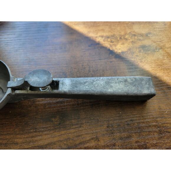 Aluminum Ice Cream Cone Scoop w/Thump Flipper - Like Safe T Dipper - Taiwan - Picture 3 of 10